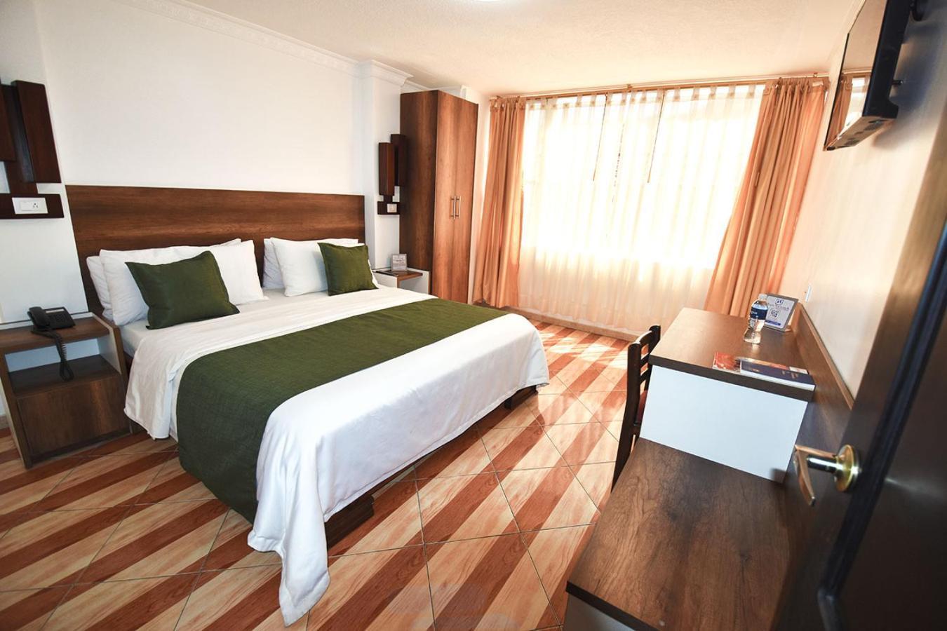 Hotel Plaza Victoria Ибарра Экстерьер фото