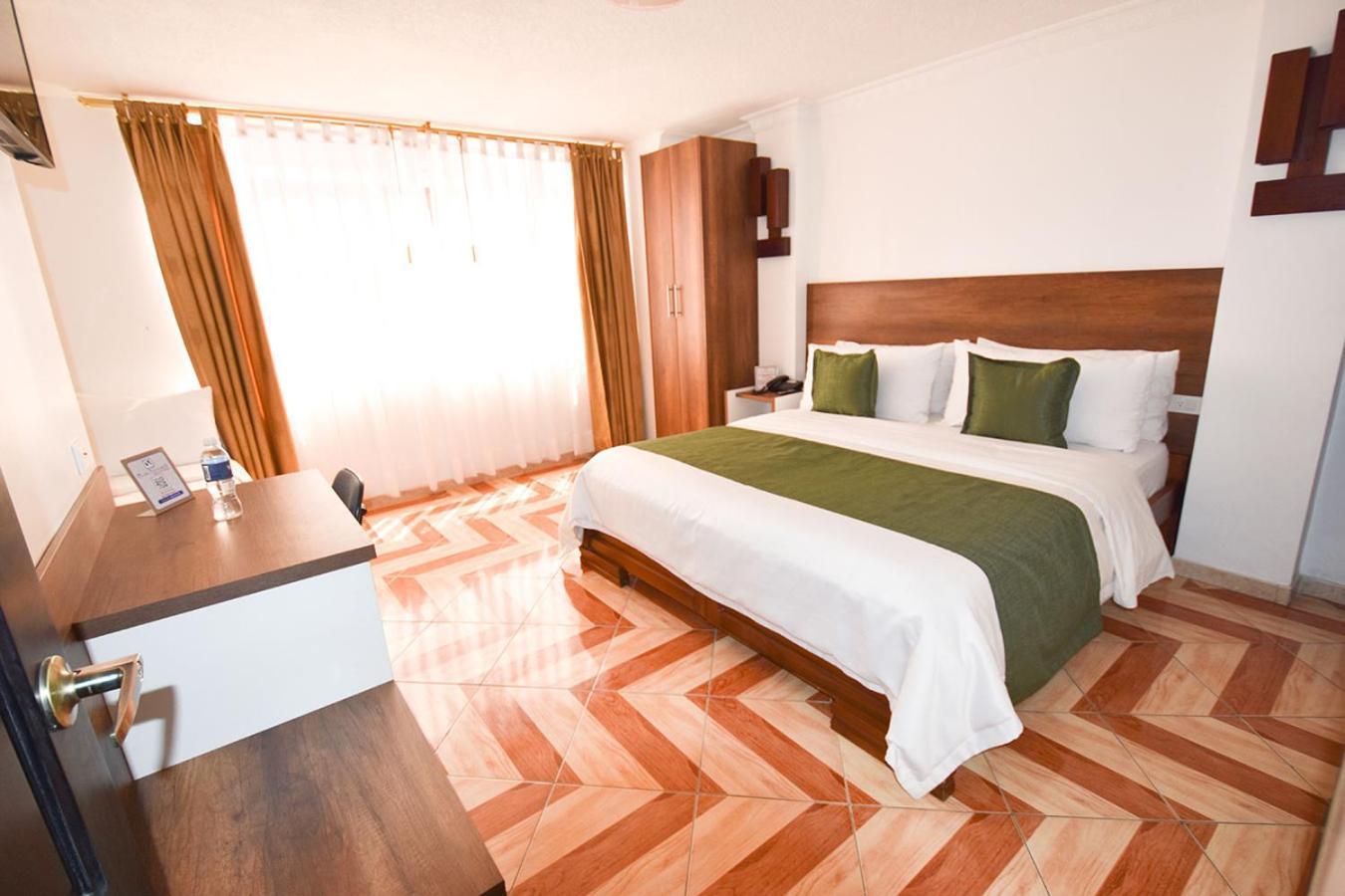 Hotel Plaza Victoria Ибарра Экстерьер фото