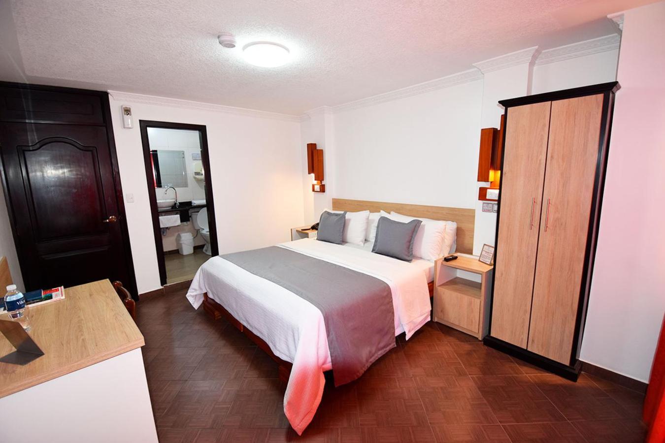 Hotel Plaza Victoria Ибарра Экстерьер фото