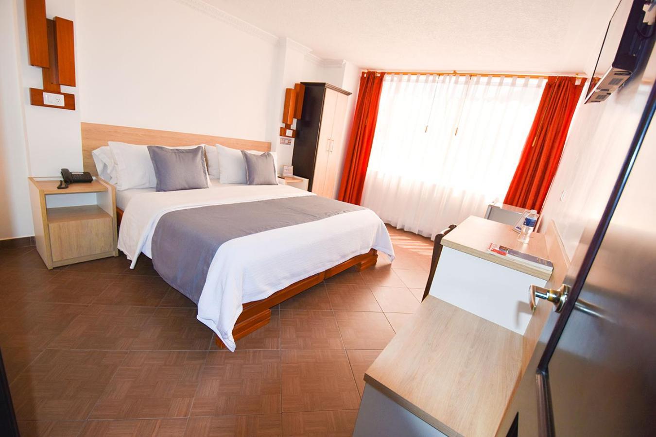 Hotel Plaza Victoria Ибарра Экстерьер фото