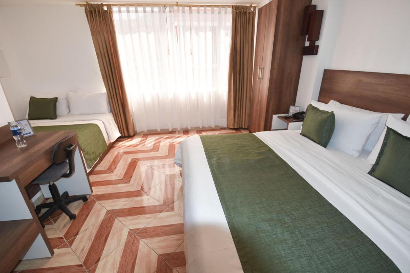 Hotel Plaza Victoria Ибарра Экстерьер фото