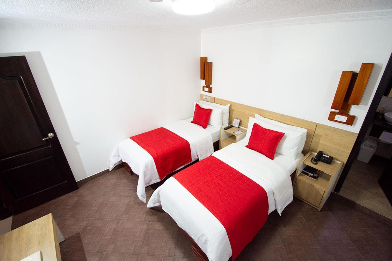 Hotel Plaza Victoria Ибарра Экстерьер фото