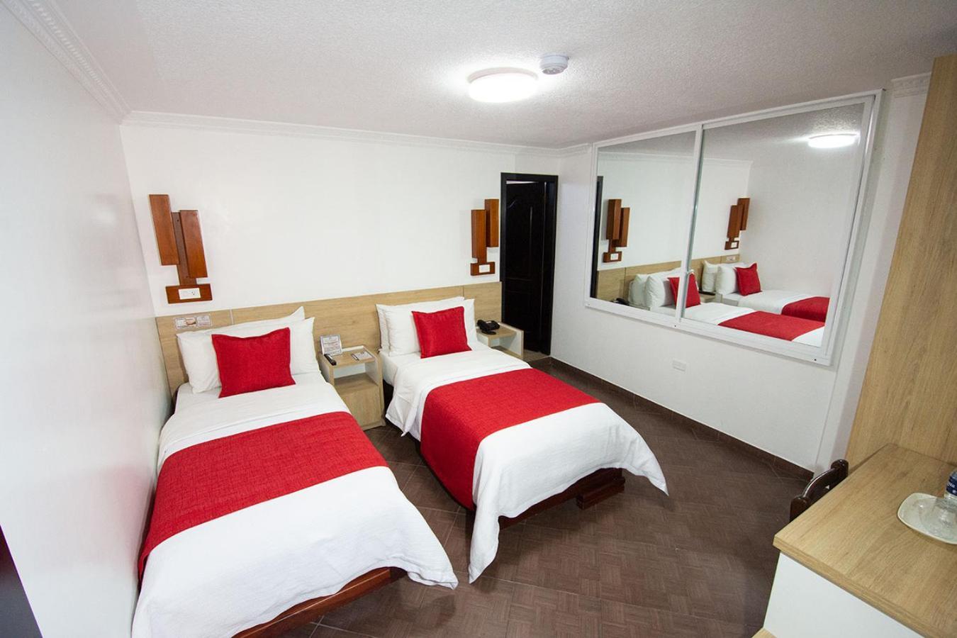Hotel Plaza Victoria Ибарра Экстерьер фото