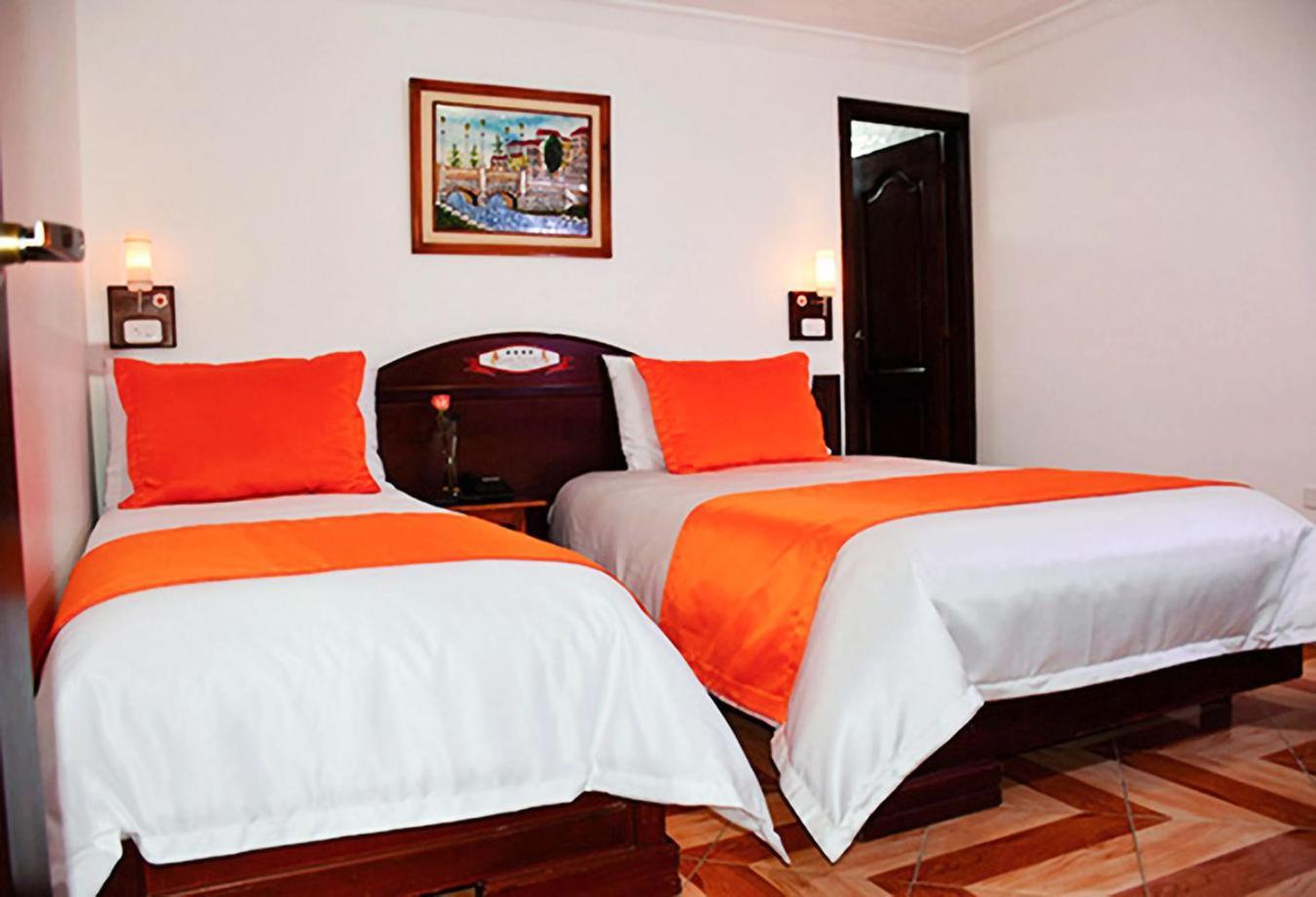 Hotel Plaza Victoria Ибарра Экстерьер фото