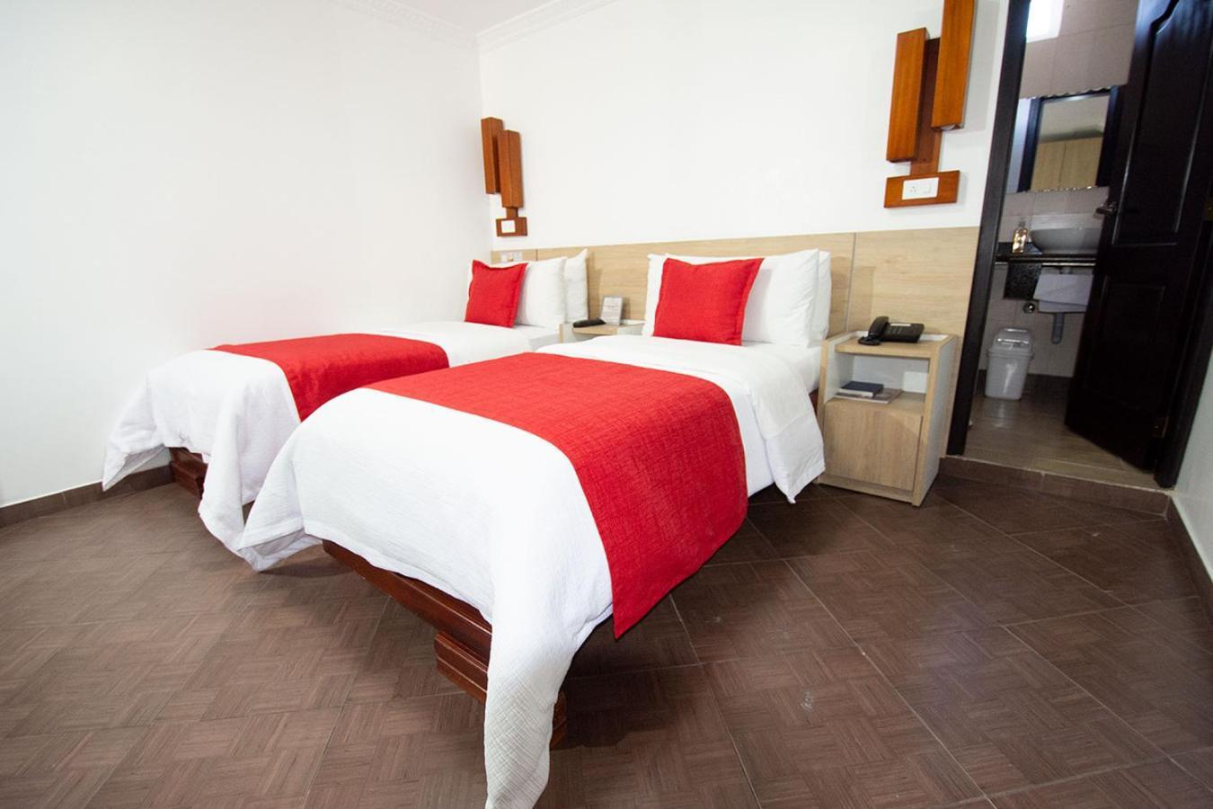Hotel Plaza Victoria Ибарра Экстерьер фото