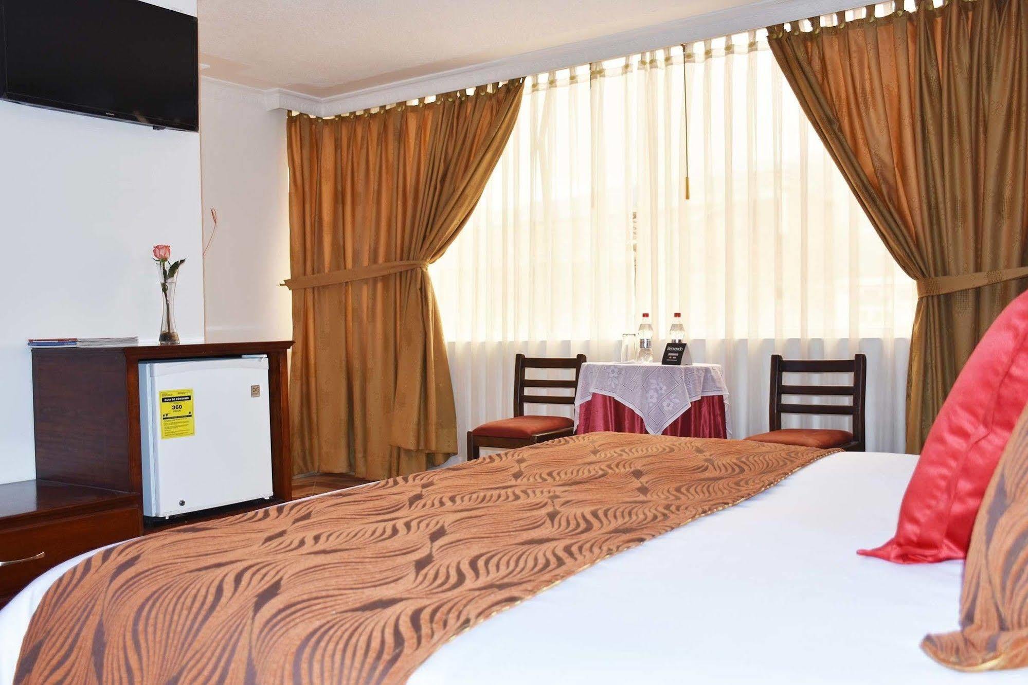Hotel Plaza Victoria Ибарра Экстерьер фото