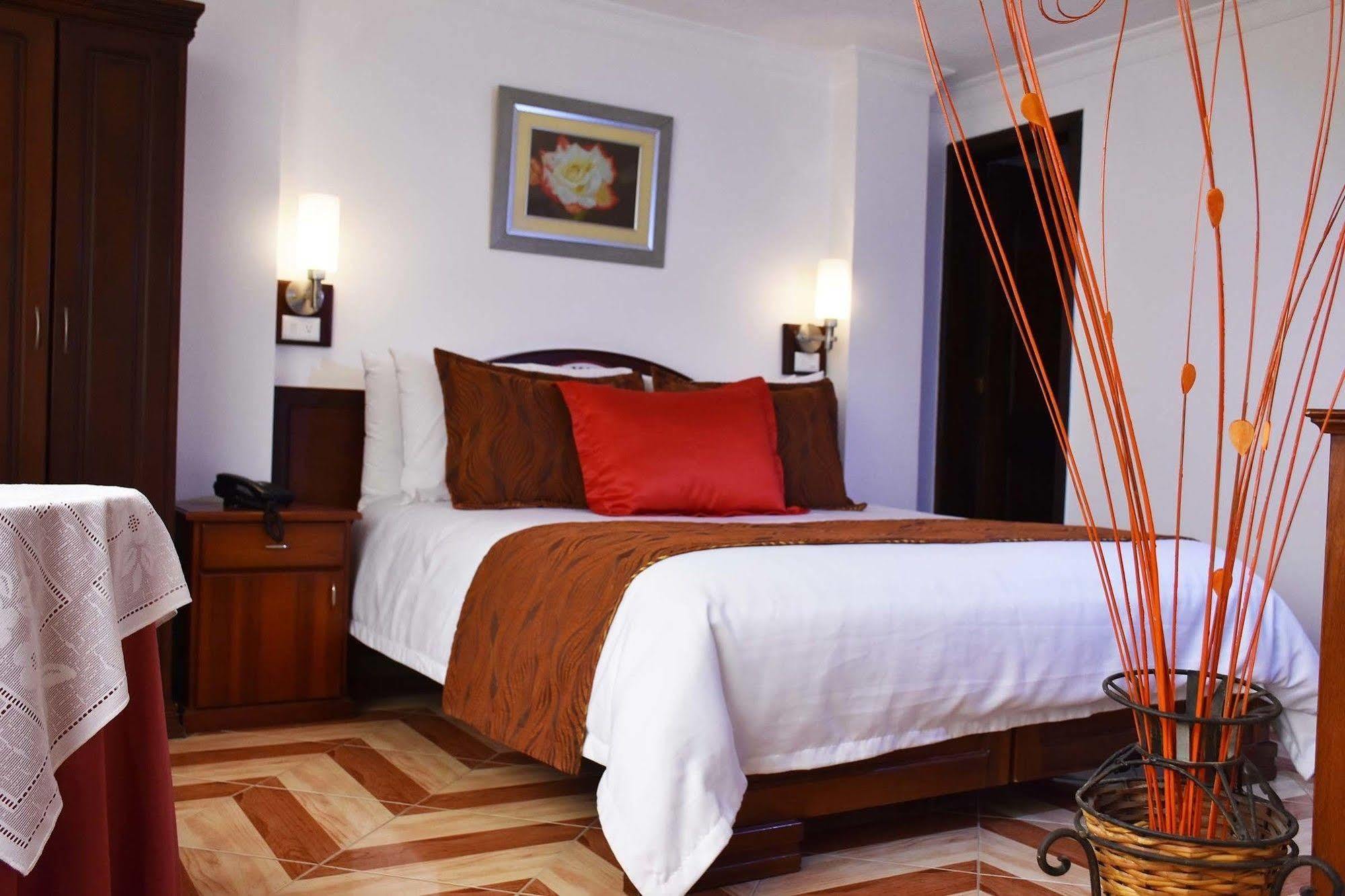 Hotel Plaza Victoria Ибарра Экстерьер фото